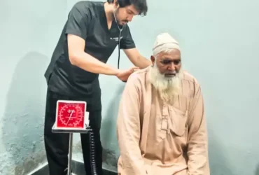 Dr Arbab checking Patient at Hashmi Hospital farooqabad